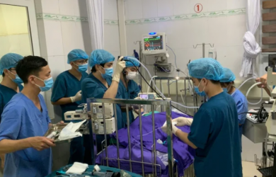     Cháu bé 17 tháng tuổi bị hóc kẹo lạc